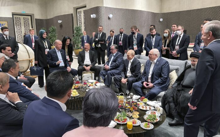 În ciuda aparențelor, Putin este susținut de liderii cu care a stat la masă în Uzbekistan